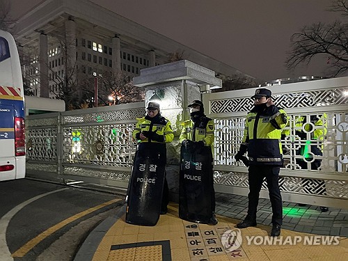 관가, 한밤 비상계엄 선포에 당혹·긴장…예의주시하며 대기