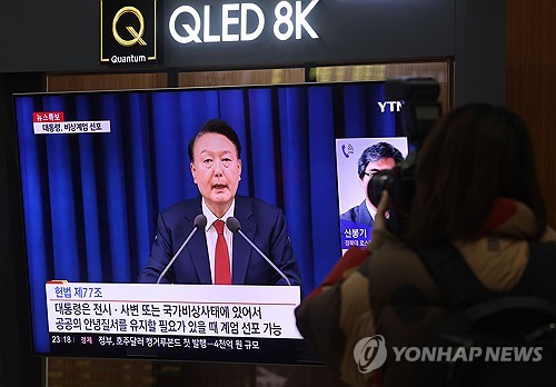 조국 "국회서 계엄해제 결의해야…尹대통령 탄핵돼야"