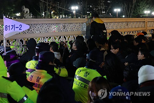 전·현직 경찰, '계엄 집행' 경찰청장·서울청장 공수처 고발