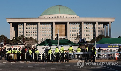 "정권 편? 국민은 적으로"…일선경찰 내부망서 계엄대응 비판