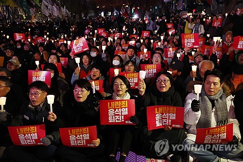 광화문에 다시 등장한 촛불…퇴진 촉구 집회