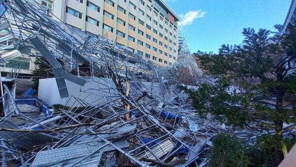 용인 한국외국어대학교 부설 고등학교(용인외대부고) 기숙사 공사현장 건물 외벽 설치 가건물 붕괴 현장 모습. [사진=연합]