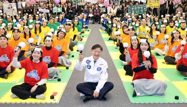 이승열 하나은행장(가운데)이 대회에 참여한 직원들과 함께 기념촬영을 하고 있다. [사진=하나은행]