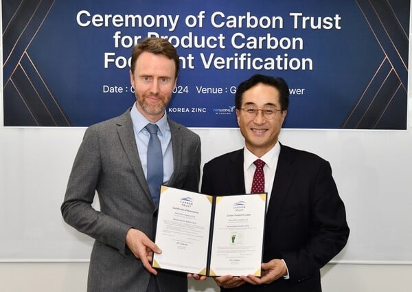 Tom Cumberlege 英 Carbon Trust 인증본부 이사(왼쪽)와 김기준 고려아연 지속가능경영본부장(오른쪽)이 탄소발자국 인증서 수여식에서 기념촬영을 하고 있다. [사진=고려아연]