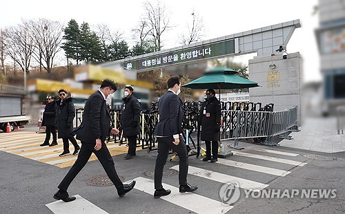 경찰, 대통령실·합참 압수수색 4시간여 '대치'…진입 공방