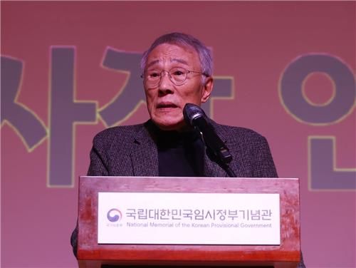 황석영 작가 "尹 비상계엄으로 자폭… 탄핵해야"