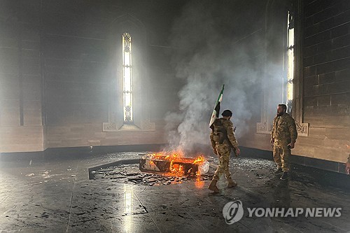 "시리아 반군, 알아사드 부친 묘지에 방화"