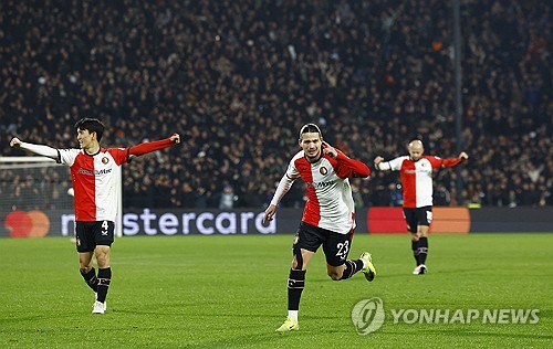 황인범 75분 페예노르트, 프라하 4-2 제압…UCL 16강 꿈 이어가