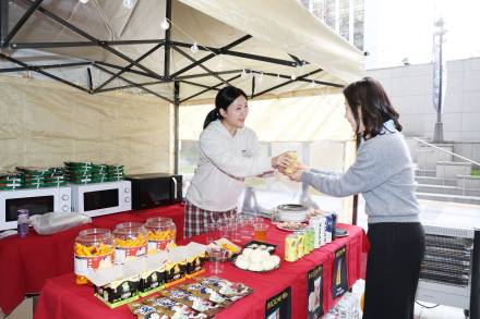 [포토] 전현무 작가 개인전도 보고 하이볼 받아가세요~