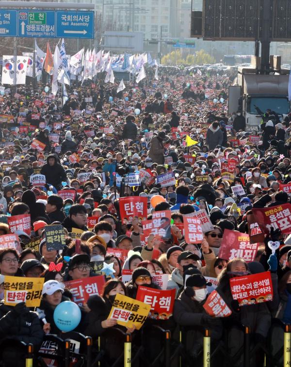 [르포]“말로 표현할 수 없는 기쁨”…탄핵안 가결에 ‘축제 분위기’