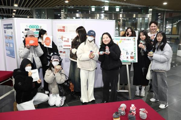 서울여대 ESG추진단, ‘버려지는 것들과 함께, 메리크리스마스’ 업사이클링 전시 개최