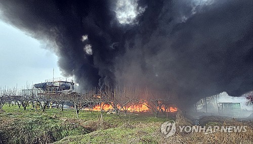 아산 테이프공장 화재 4시간 만 완진…'검은 연기' 신고 잇따라(종합)