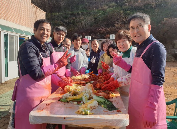 대한항공 사내봉사단 ‘사랑나눔회’가 지난 7일 경상남도 김해에 위치한 지적장애인 거주시설인 우리들의 집에서 김장 나눔 행사를 펼쳤다. [사진=대한항공] 