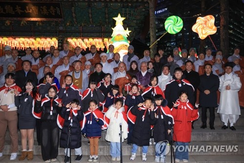 "아기 예수 탄생 축하"…조계사에 불 밝힌 크리스마스트리