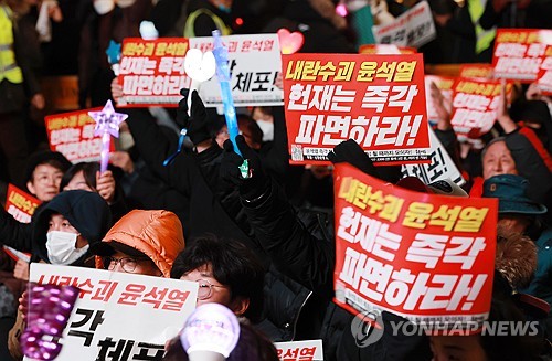 '탄핵 촉구' 응원봉 보신각 집결…헌재 방면 행진