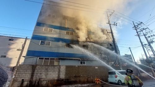 안산 반월산단 화학물질 제조공장서 화재…3명 부상