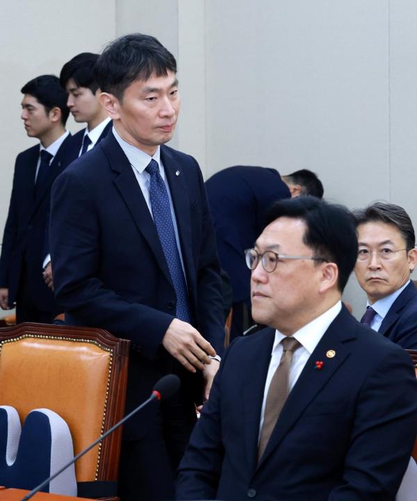 금융당국 수장 "비상계엄, 방송 보고 많이 놀랐다…일단은 시장 걱정"