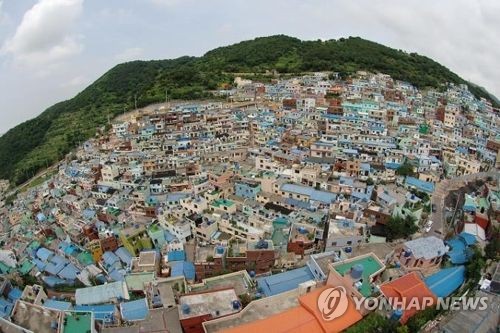 빈집 활용해 '외국인을 붙잡아라'…관광지 된 피란 마을의 계획