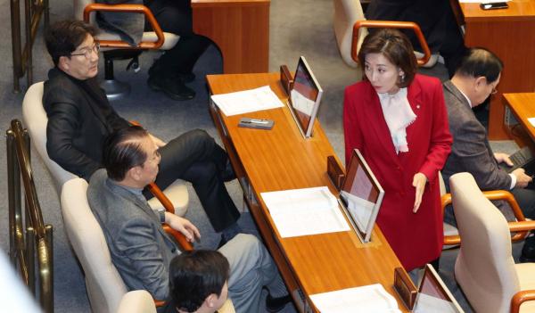 국민의힘 비대위원장 '중진'·'원내대표 겸직' 중론…오늘 의총 개최