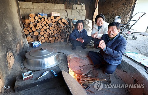 [픽! 밀양] "아랫목이 따뜻해요" 영하권 기온에 아궁이 불 피우기