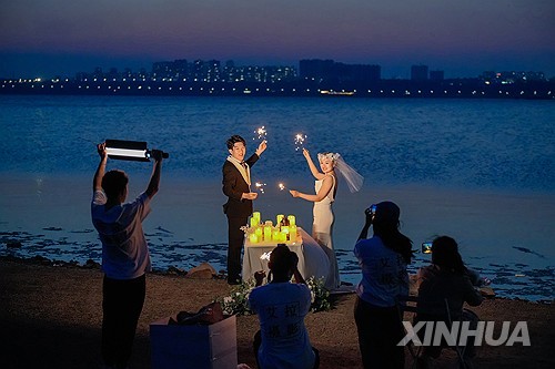 등골 휘는 결혼식 고민에…中매체들, '돼지 한근값' 축의금 조명