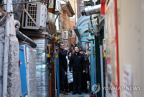 오세훈, 돈의동 쪽방촌 현장점검…"겨울철 화재안전" 당부