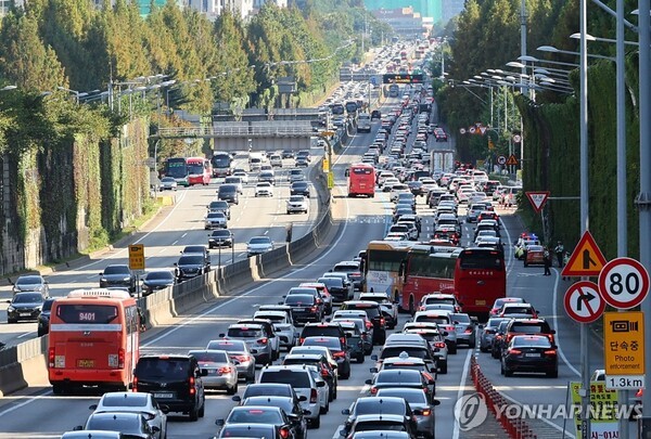 통계청이 20일 발표한 '통근 근로자 이동 특성 분석 결과'에 따르면 통근 근로자의 평균 출·퇴근 소요 시간은 73.9분이다. 수도권이 82.0분으로 가장 길었고 강원이 57.7분으로 가장 짧았다. 사진은 경부고속도로 [연합] 