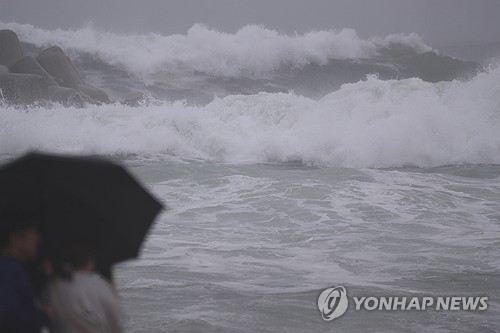 속초해경, 연안 안전사고 위험예보 '주의보'…높은 파도 조심