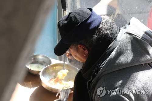 "따뜻한 밥 한 끼라도"…다시 문을 여는 무료 급식소