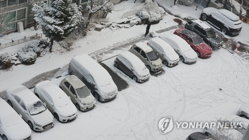 강원지역 대설특보 모두 해제…항공기 결항·눈길 사고 잇따라