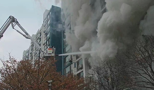 인천 연수동 아파트서 원인 미상 화재…주민 2명 연기 흡입