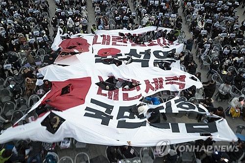 눈 내리는 5·18 광장서 광주 시민들 "尹, 국민의 명령 따르라"