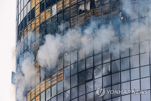 '최전선서 1천㎞' 러 카잔에 우크라 드론 공격…항공 마비