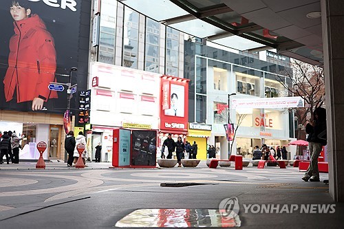 유통가, 연말분위기 살리기 나섰다…할인행사·성탄절 판촉 경쟁