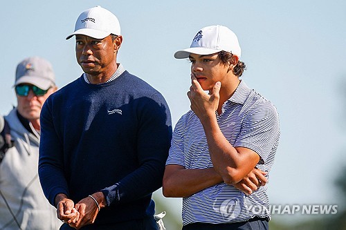 우즈, 아들과 PNC 챔피언십 첫날 공동 1위 합작…13언더파