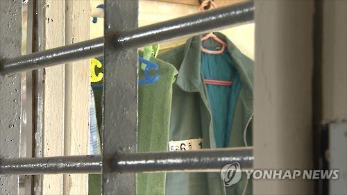 구치소서 볼펜으로 재소자 찔러 눈 뼈 골절…60대 징역형