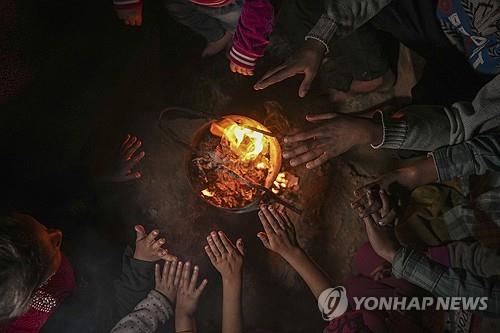 "아이들 얼어죽을까 두려워" 추위에 고통받는 가자 주민들