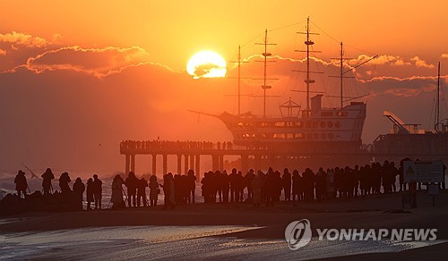 강원 스키장 2만명 설원 질주…황태덕장 모처럼 활기