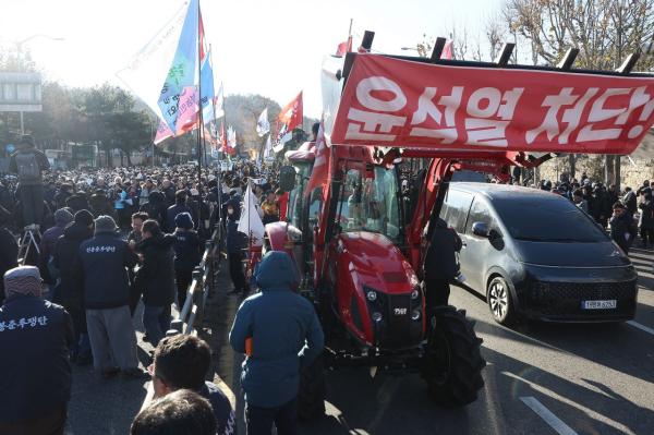 '경찰·전농 이틀째 대치' 남태령서 대규모 집회