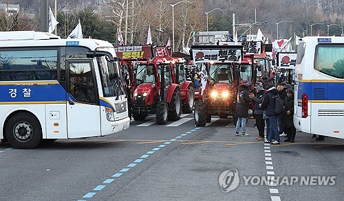 민주 "경찰차벽 철수, 농민 투쟁 결과…'입틀막'은 불행한 역사"