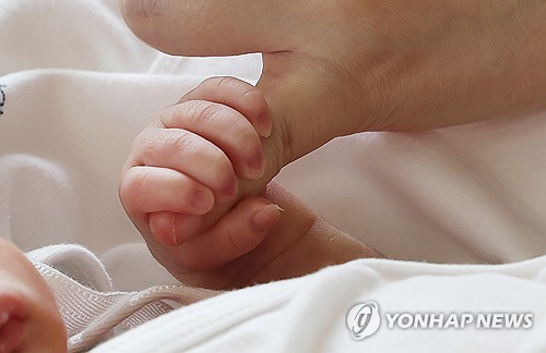 '누가 동생이냐 묻지마세요' 쌍둥이 부모 69% "친구처럼 크길"