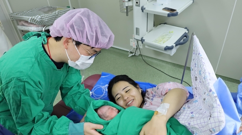 성탄 전야에 딸 분만 주치의 나서 손녀 직접 받은 의사 '눈길'