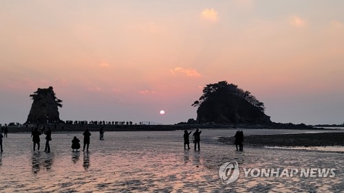 연말연시와 겹친 대조기…서해안 해넘이 방문객 안전 주의