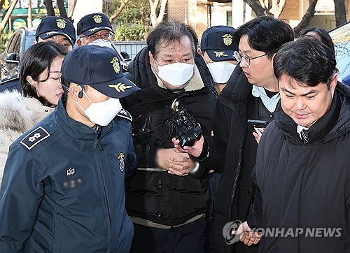 검찰, '공천 헌금' 의혹 건진법사 재소환…혐의 보강조사