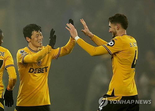 황희찬, 드디어 시즌 첫 골…맨유전서 2-0 승리에 쐐기