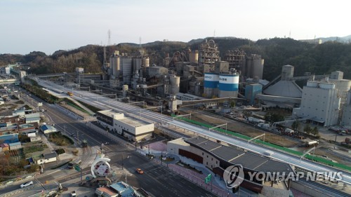 "환영합니다" 삼척시, 동해선 첫 번째 열차 승객 환영 행사