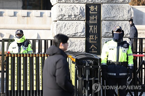 尹탄핵심판 첫 준비기일…국회 "신속파면"·尹측 심판정 직행