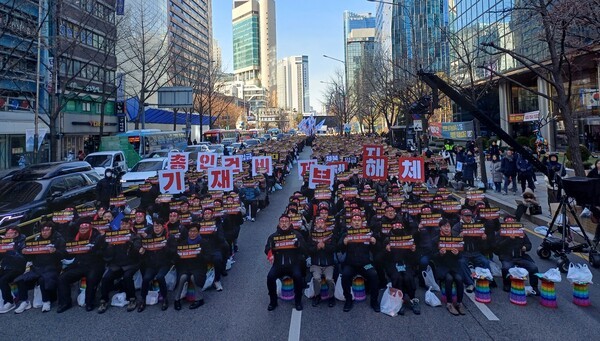 27일 기업은행 노동조합이 서울 을지로 IBK기업은행 본사 앞에서 임금인상과 성과급 지급 등을 요구하는 총파업을 개최했다. [사진=중앙이코노미뉴스]