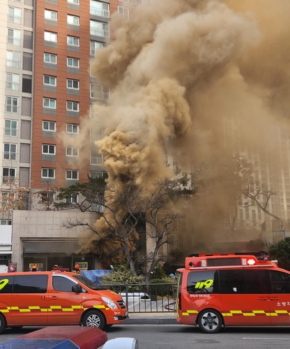 청주 아파트단지 상가서 불…인명피해 없어