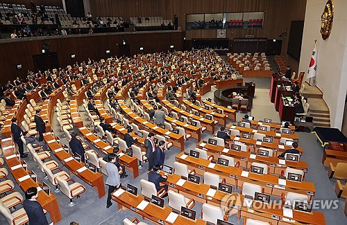 반도체 등 핵심기술 유출하면 벌금 최대 65억원…국회 통과